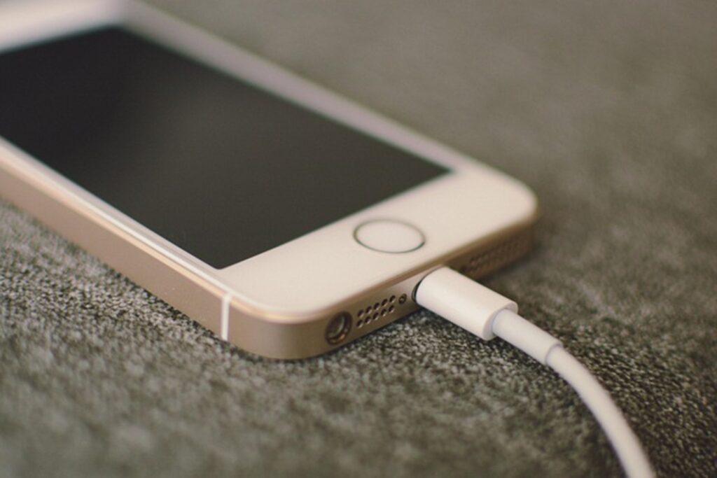 5 Business Ideas Nigerian Graduates Can Start Without a Job Offer- Phone Charging Business